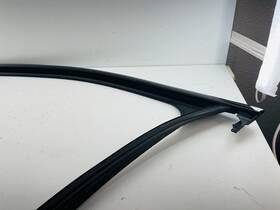 50545060 Alfa Romeo 2017-2020 Giulia Front Left Side Door Window Weatherstrip Seal Oem