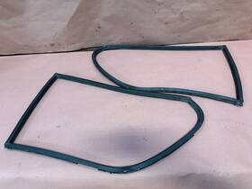51361881487 Bmw E21 320i Rear Windows Sealing Pair Oem #83287
