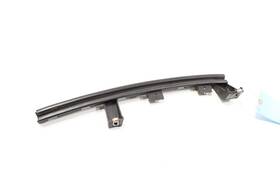 84064145 Cadillac Xt5 Front Left Door Weatherstrip Seal Retainer Bracket Oem 2017 - 2023