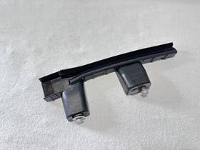 39096256 Chevrolet 2016-2019 Cruze Front Right Door Window Retainer Guide Bracket Oem