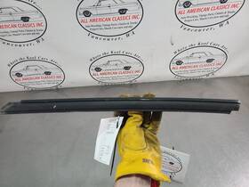 812.gm1z78 Chevrolet 1977-82 Corvette Passengers Side Rh Windshield Moulding Black - Oem