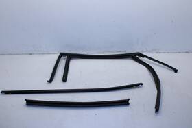 84896098 Chevrolet 19-25 Blazer 2lt Rear Lh Door Run Channel With Belt Molding Weatherstrip