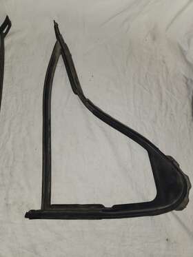 Ford 93 94 95 92 - 96 F150 Bronco F250 97 F350 Right Front Vent Window Gasket Seal