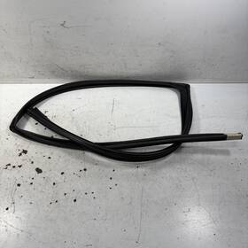 72775-sz3-j01 Honda 96-04 Acura Rl Left Rear Door Window Run Channel Molding Oem