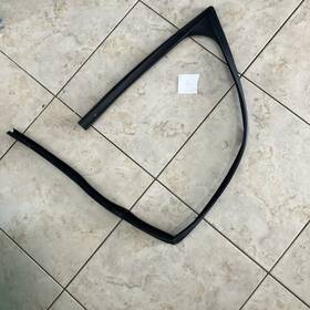 Hk8321597a Jaguar F-pace Front Left Door Window Glass Run Channel Seal Oem 2017 - 2023