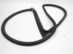 0670032870 Maserati Levante Q4 2017 Front Right Door Body Weatherstrip Seal 16-24