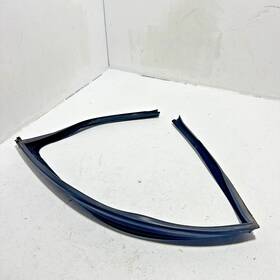 221-735-66-25 Mercedes-benz W221 S550 07-13 Rear Passenger Door Window Glass Run Channel Seal Oem