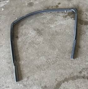 80330-zh00a Nissan 04-07 Titan Se Le Xe Crew Cab Front Right Window Channel Run