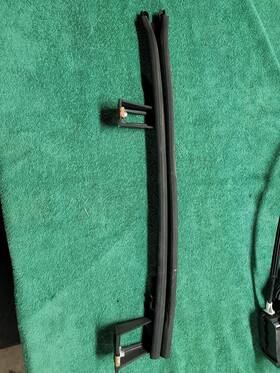 22960136 Oem Tahoe Escalade Front Left Side Door Window Glass Guide Seal 2015 - 2018 S49