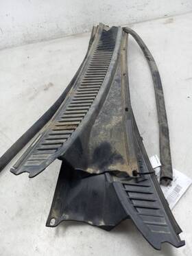 55781-60110 Toyota 98 99 00 01 02 03 04 05 06 07 Land Cruiser Cowl Vent Panel