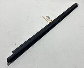 06210 Toyota 68171 2018 - 2019 Camry Le Door Window Inner Weatherstrip Seal Front Right Oem